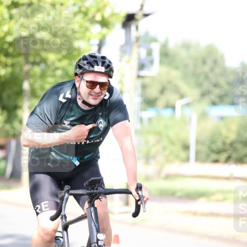 11.08.2024 - GEWOBA Citytriathlon Bremen H.Heesch http://msf.ph/oto/6770779 11.08.2024 10:45:31 Radfahren 93 meine-sportfotos.de