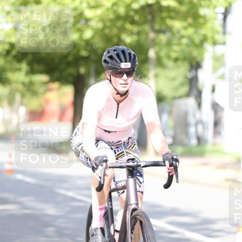11.08.2024 - GEWOBA Citytriathlon Bremen H.Heesch http://msf.ph/oto/6770815 11.08.2024 10:45:51 Radfahren 50 meine-sportfotos.de
