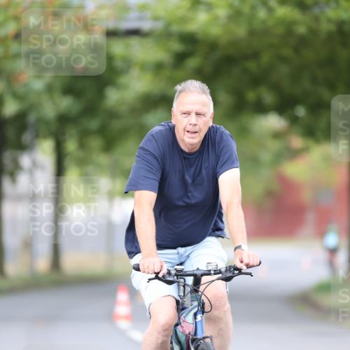 11.08.2024 - GEWOBA Citytriathlon Bremen H.Heesch http://msf.ph/oto/6771471 11.08.2024 10:50:21 Radfahren 53 meine-sportfotos.de