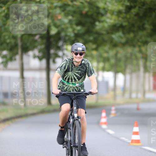 11.08.2024 - GEWOBA Citytriathlon Bremen H.Heesch http://msf.ph/oto/6771493 11.08.2024 10:51:07 Radfahren 90 meine-sportfotos.de