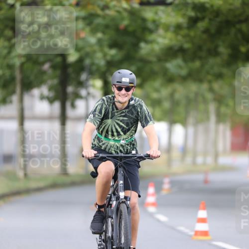 11.08.2024 - GEWOBA Citytriathlon Bremen H.Heesch http://msf.ph/oto/6771499 11.08.2024 10:51:07 Radfahren 90 meine-sportfotos.de