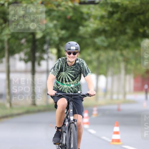 11.08.2024 - GEWOBA Citytriathlon Bremen H.Heesch http://msf.ph/oto/6771501 11.08.2024 10:51:07 Radfahren 90 meine-sportfotos.de