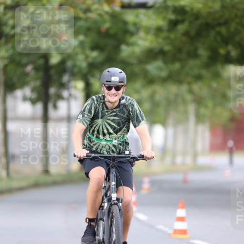 11.08.2024 - GEWOBA Citytriathlon Bremen H.Heesch http://msf.ph/oto/6771503 11.08.2024 10:51:07 Radfahren 90 meine-sportfotos.de