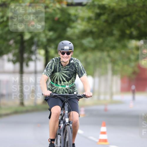 11.08.2024 - GEWOBA Citytriathlon Bremen H.Heesch http://msf.ph/oto/6771505 11.08.2024 10:51:07 Radfahren 90 meine-sportfotos.de
