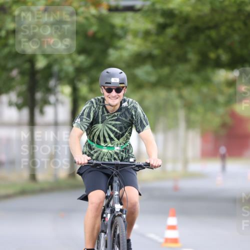 11.08.2024 - GEWOBA Citytriathlon Bremen H.Heesch http://msf.ph/oto/6771507 11.08.2024 10:51:07 Radfahren 90 meine-sportfotos.de