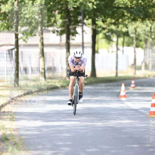 11.08.2024 - GEWOBA Citytriathlon Bremen H.Heesch http://msf.ph/oto/6771614 11.08.2024 11:32:59 Radfahren 800 meine-sportfotos.de