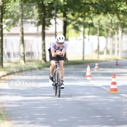 11.08.2024 - GEWOBA Citytriathlon Bremen H.Heesch http://msf.ph/oto/6771624 11.08.2024 11:32:59 Radfahren 800 meine-sportfotos.de