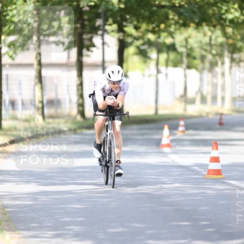 11.08.2024 - GEWOBA Citytriathlon Bremen H.Heesch http://msf.ph/oto/6771626 11.08.2024 11:32:59 Radfahren 800 meine-sportfotos.de