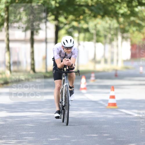 11.08.2024 - GEWOBA Citytriathlon Bremen H.Heesch http://msf.ph/oto/6771629 11.08.2024 11:33:00 Radfahren 800 meine-sportfotos.de
