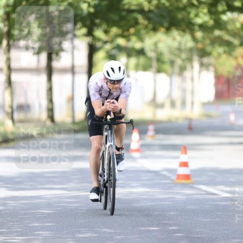 11.08.2024 - GEWOBA Citytriathlon Bremen H.Heesch http://msf.ph/oto/6771631 11.08.2024 11:33:00 Radfahren 800 meine-sportfotos.de