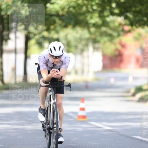 11.08.2024 - GEWOBA Citytriathlon Bremen H.Heesch http://msf.ph/oto/6771636 11.08.2024 11:33:00 Radfahren 800 meine-sportfotos.de