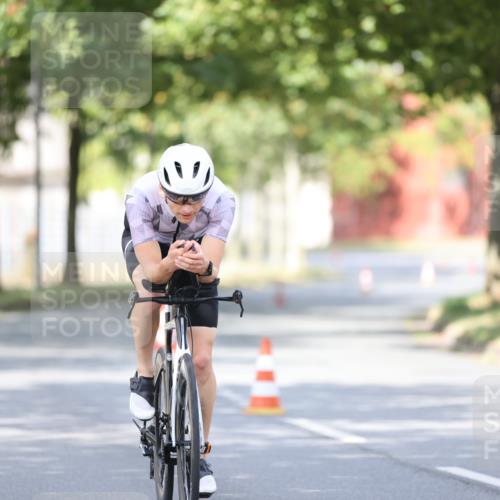 11.08.2024 - GEWOBA Citytriathlon Bremen H.Heesch http://msf.ph/oto/6771638 11.08.2024 11:33:00 Radfahren 800 meine-sportfotos.de