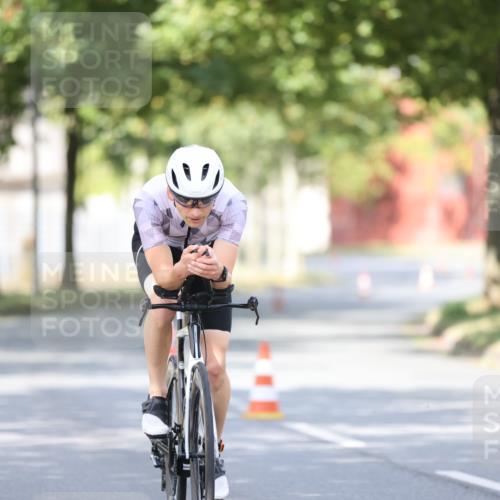 11.08.2024 - GEWOBA Citytriathlon Bremen H.Heesch http://msf.ph/oto/6771640 11.08.2024 11:33:00 Radfahren 800 meine-sportfotos.de