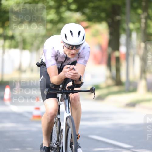 11.08.2024 - GEWOBA Citytriathlon Bremen H.Heesch http://msf.ph/oto/6771644 11.08.2024 11:33:01 Radfahren 800 meine-sportfotos.de