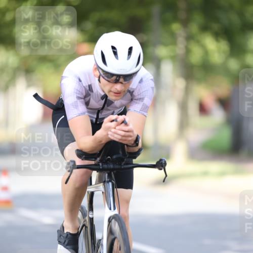 11.08.2024 - GEWOBA Citytriathlon Bremen H.Heesch http://msf.ph/oto/6771647 11.08.2024 11:33:01 Radfahren 800 meine-sportfotos.de
