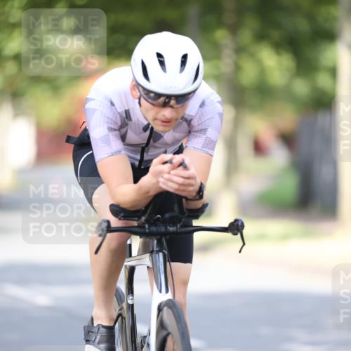 11.08.2024 - GEWOBA Citytriathlon Bremen H.Heesch http://msf.ph/oto/6771650 11.08.2024 11:33:01 Radfahren 800 meine-sportfotos.de