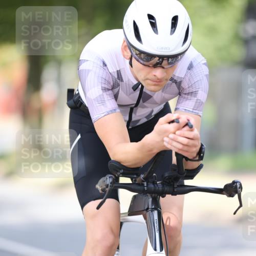 11.08.2024 - GEWOBA Citytriathlon Bremen H.Heesch http://msf.ph/oto/6771656 11.08.2024 11:33:01 Radfahren 800 meine-sportfotos.de