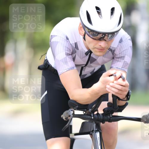 11.08.2024 - GEWOBA Citytriathlon Bremen H.Heesch http://msf.ph/oto/6771660 11.08.2024 11:33:01 Radfahren 800 meine-sportfotos.de