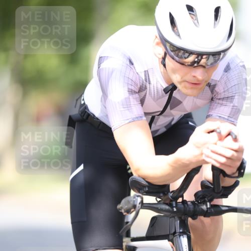 11.08.2024 - GEWOBA Citytriathlon Bremen H.Heesch http://msf.ph/oto/6771663 11.08.2024 11:33:01 Radfahren 800 meine-sportfotos.de