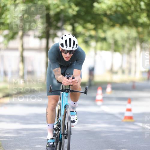 11.08.2024 - GEWOBA Citytriathlon Bremen H.Heesch http://msf.ph/oto/6771800 11.08.2024 11:35:24 Radfahren 817, 862, 934 meine-sportfotos.de