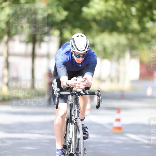 11.08.2024 - GEWOBA Citytriathlon Bremen H.Heesch http://msf.ph/oto/6772006 11.08.2024 11:36:20 Radfahren 762, 818 meine-sportfotos.de