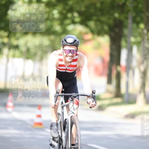 11.08.2024 - GEWOBA Citytriathlon Bremen H.Heesch http://msf.ph/oto/6772304 11.08.2024 11:37:40 Radfahren 751, 856, 898 meine-sportfotos.de