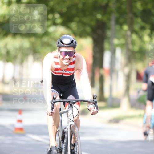 11.08.2024 - GEWOBA Citytriathlon Bremen H.Heesch http://msf.ph/oto/6772310 11.08.2024 11:37:40 Radfahren 751, 856, 898 meine-sportfotos.de