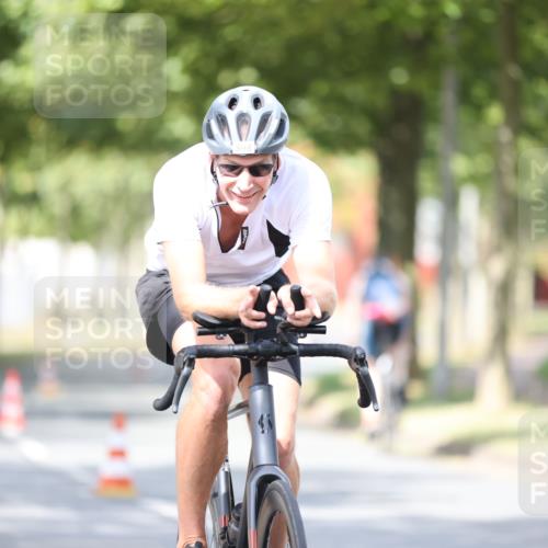 11.08.2024 - GEWOBA Citytriathlon Bremen H.Heesch http://msf.ph/oto/6772381 11.08.2024 11:37:44 Radfahren 751, 804, 856, 898 meine-sportfotos.de