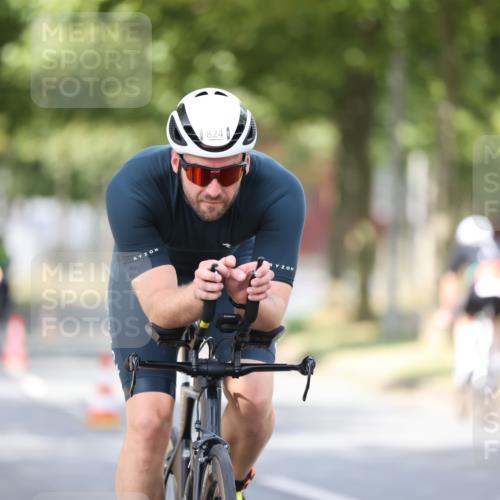 11.08.2024 - GEWOBA Citytriathlon Bremen H.Heesch http://msf.ph/oto/6772714 11.08.2024 11:38:42 Radfahren 769, 791, 824, 1038 meine-sportfotos.de