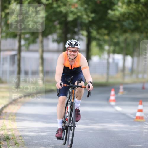 11.08.2024 - GEWOBA Citytriathlon Bremen H.Heesch http://msf.ph/oto/6772797 11.08.2024 11:39:03 Radfahren 821 meine-sportfotos.de