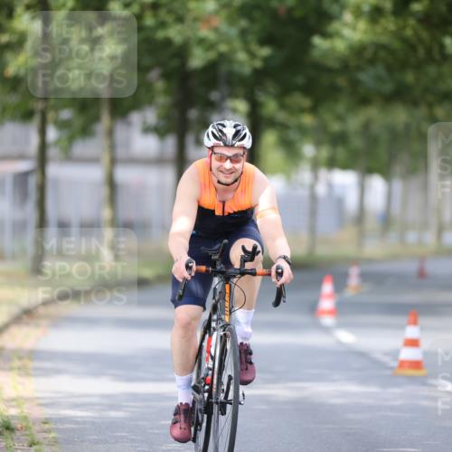 11.08.2024 - GEWOBA Citytriathlon Bremen H.Heesch http://msf.ph/oto/6772803 11.08.2024 11:39:03 Radfahren 821 meine-sportfotos.de