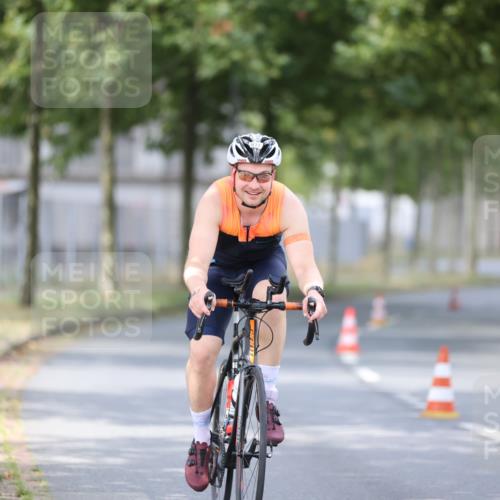 11.08.2024 - GEWOBA Citytriathlon Bremen H.Heesch http://msf.ph/oto/6772806 11.08.2024 11:39:03 Radfahren 821 meine-sportfotos.de