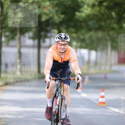 11.08.2024 - GEWOBA Citytriathlon Bremen H.Heesch http://msf.ph/oto/6772812 11.08.2024 11:39:03 Radfahren 821 meine-sportfotos.de