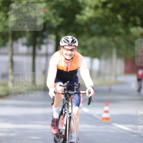 11.08.2024 - GEWOBA Citytriathlon Bremen H.Heesch http://msf.ph/oto/6772818 11.08.2024 11:39:03 Radfahren 821 meine-sportfotos.de