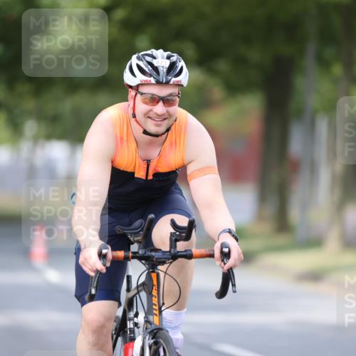 11.08.2024 - GEWOBA Citytriathlon Bremen H.Heesch http://msf.ph/oto/6772840 11.08.2024 11:39:04 Radfahren 821 meine-sportfotos.de