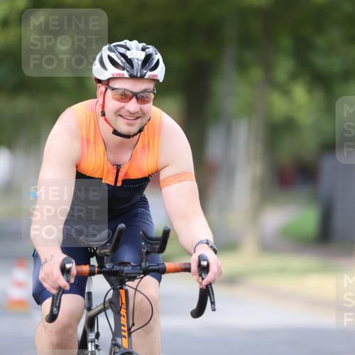 11.08.2024 - GEWOBA Citytriathlon Bremen H.Heesch http://msf.ph/oto/6772848 11.08.2024 11:39:04 Radfahren 821 meine-sportfotos.de