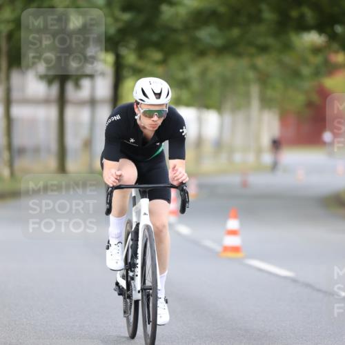 11.08.2024 - GEWOBA Citytriathlon Bremen H.Heesch http://msf.ph/oto/6772874 11.08.2024 11:39:27 Radfahren 782, 823 meine-sportfotos.de