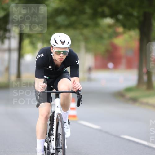 11.08.2024 - GEWOBA Citytriathlon Bremen H.Heesch http://msf.ph/oto/6772889 11.08.2024 11:39:27 Radfahren 782, 823 meine-sportfotos.de