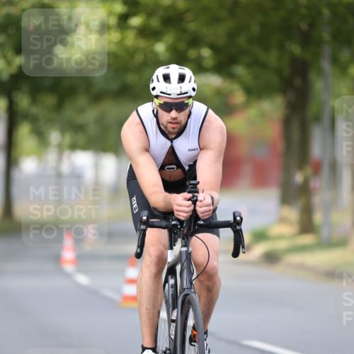 11.08.2024 - GEWOBA Citytriathlon Bremen H.Heesch http://msf.ph/oto/6773089 11.08.2024 11:39:54 Radfahren 744, 807, 820, 878 meine-sportfotos.de