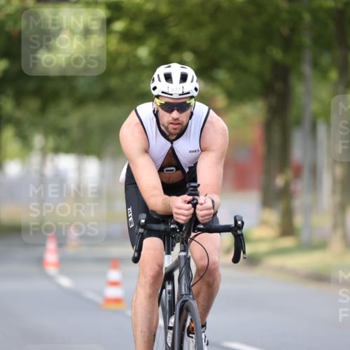 11.08.2024 - GEWOBA Citytriathlon Bremen H.Heesch http://msf.ph/oto/6773092 11.08.2024 11:39:54 Radfahren 744, 807, 820, 878 meine-sportfotos.de
