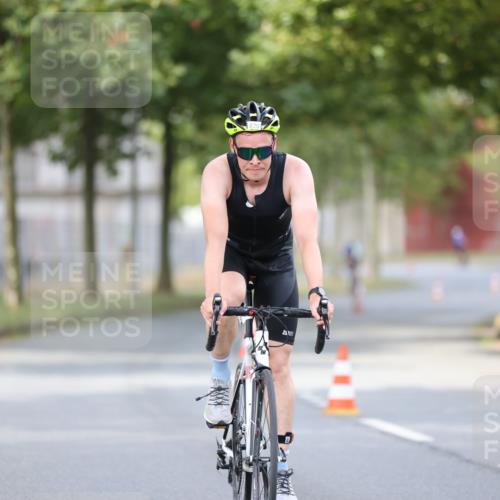 11.08.2024 - GEWOBA Citytriathlon Bremen H.Heesch http://msf.ph/oto/6773128 11.08.2024 11:39:56 Radfahren 744, 807, 820, 878 meine-sportfotos.de