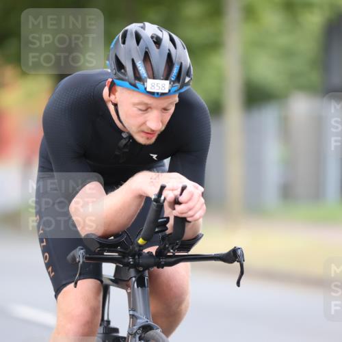 11.08.2024 - GEWOBA Citytriathlon Bremen H.Heesch http://msf.ph/oto/6773325 11.08.2024 11:40:15 Radfahren 744, 754, 767, 858 meine-sportfotos.de