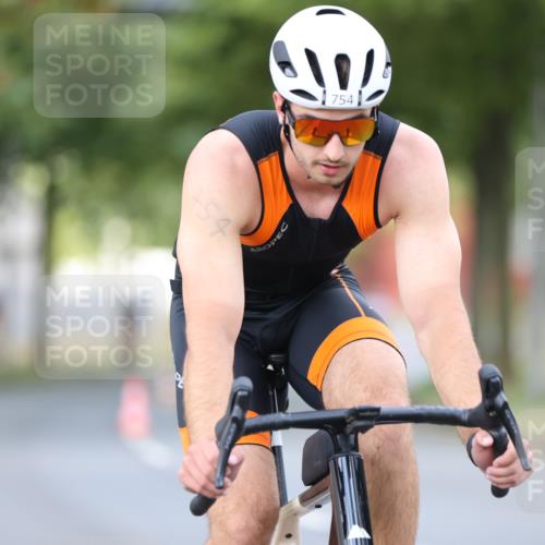 11.08.2024 - GEWOBA Citytriathlon Bremen H.Heesch http://msf.ph/oto/6773388 11.08.2024 11:40:20 Radfahren 754, 767, 772, 858 meine-sportfotos.de