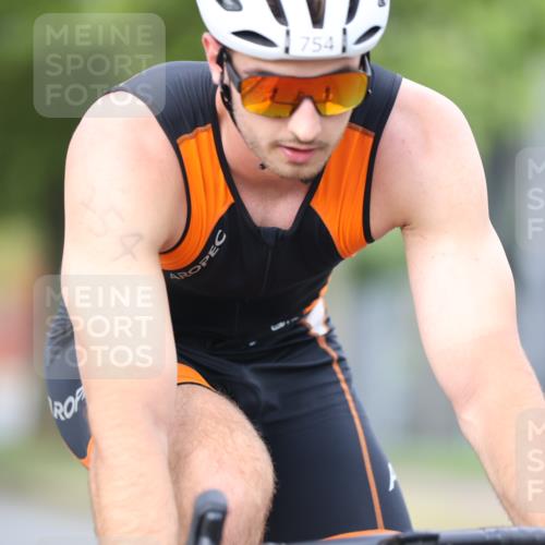 11.08.2024 - GEWOBA Citytriathlon Bremen H.Heesch http://msf.ph/oto/6773416 11.08.2024 11:40:21 Radfahren 754, 767, 772, 858 meine-sportfotos.de