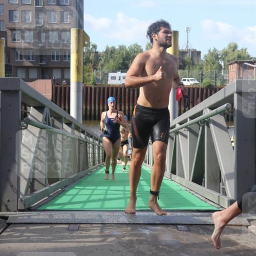 11.08.2024 - GEWOBA Citytriathlon Bremen Lena Gebhardt http://msf.ph/oto/6773981 11.08.2024 10:09:56 Schwimmen 4, 11, 16, 31, 55, 64, 83, 102, 109 meine-sportfotos.de