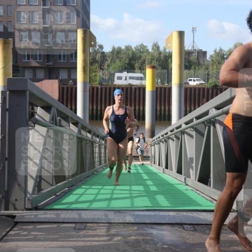 11.08.2024 - GEWOBA Citytriathlon Bremen Lena Gebhardt http://msf.ph/oto/6773989 11.08.2024 10:09:56 Schwimmen 4, 11, 16, 31, 55, 64, 83, 102, 109 meine-sportfotos.de