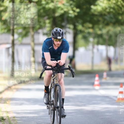 11.08.2024 - GEWOBA Citytriathlon Bremen H.Heesch http://msf.ph/oto/6774022 11.08.2024 11:41:33 Radfahren 786, 835, 859, 896, 902, 1020 meine-sportfotos.de