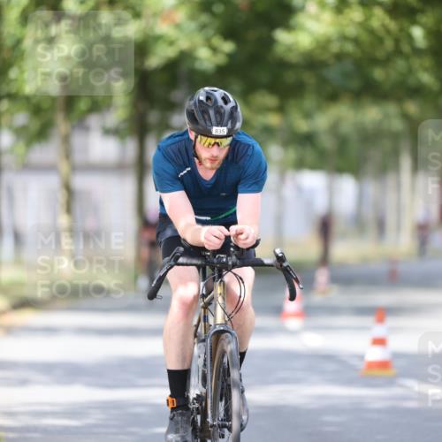 11.08.2024 - GEWOBA Citytriathlon Bremen H.Heesch http://msf.ph/oto/6774050 11.08.2024 11:41:34 Radfahren 786, 835, 859, 896, 902, 1020 meine-sportfotos.de