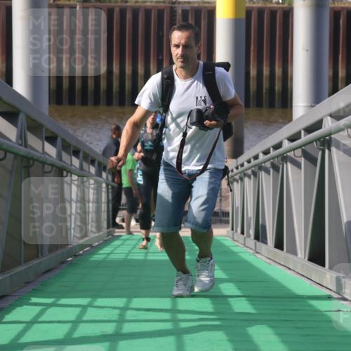 11.08.2024 - GEWOBA Citytriathlon Bremen Lena Gebhardt http://msf.ph/oto/6774074 11.08.2024 10:10:04 Schwimmen 16, 31, 50, 55, 64, 83, 102 meine-sportfotos.de