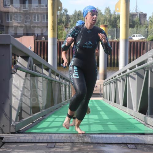 11.08.2024 - GEWOBA Citytriathlon Bremen Lena Gebhardt http://msf.ph/oto/6774121 11.08.2024 10:10:08 Schwimmen 16, 31, 50, 55, 64, 83, 102 meine-sportfotos.de